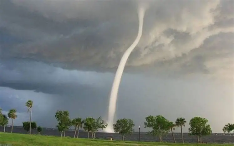 Video hiếm hoi ghi lại cảnh cơn lốc xoáy đi qua tại Hưng Yên