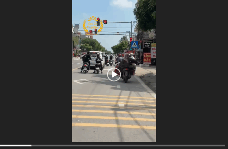 Xôn xao đoạn clip nghi Bella dùng tấm gỗ “tác động vật lý” 2 cháu học sinh đi xe điện trên địa bàn tỉnh Thái Bình😰😰