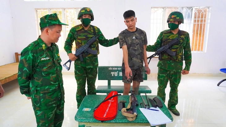 Bắt người giấu s…úng AK trong túi vợt cầu lông xuất cảnh sang Campuchia