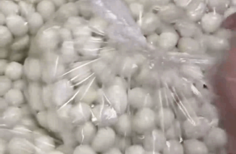 HÀ NỘI: Phụ huynh phát hiện thịt, trứng cút bốc mùi, chảy nước bị tuồn vào trường cho học sinh tiểu học