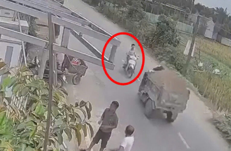 Ông cháu chạy kiểu này thì chịu rồi