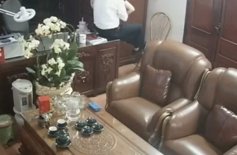 Góc camera đang hot nhất lúc này của 1 thầy hiệu trưởng